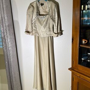 Long gown Ignite evenings by Carolin size 8 beige small defect in back, see pics